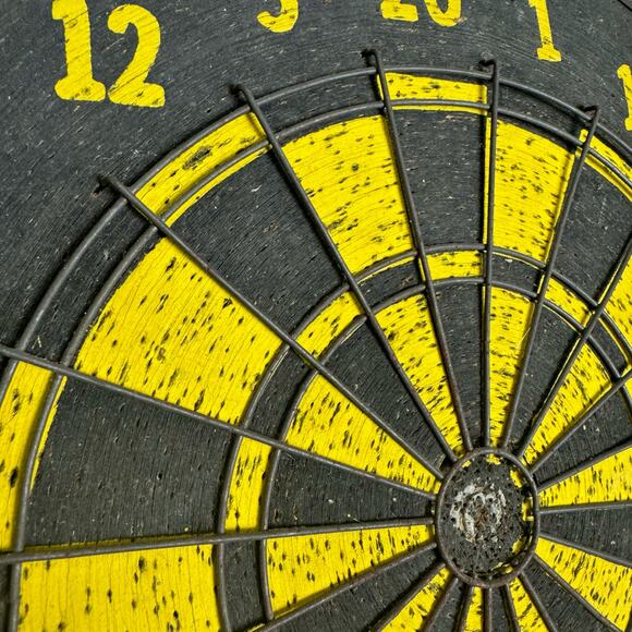 1950s Black and Yellow 12 inch Scott's Original Keepdrye Dartboard Man‎ Cave Pub - Picture 9 of 9